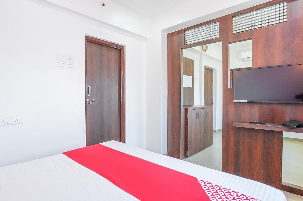 Oyo Flagship 70264 Hotel Vrindavan Mangvadi Экстерьер фото